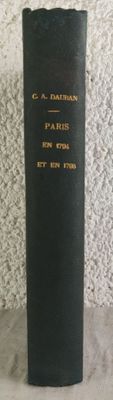 un livre noir orné d'une inscription dorée, posé sur une table