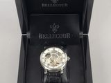 un gros plan d'une montre dans un coffret noir posé sur une table