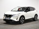 Le SUV Nissan blanc est garé dans une pièce dont le sol est en damier.