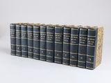 six livres alignés sur une surface blanche avec un fond blanc