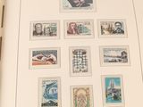 un livre avec un tas de timbres dessus
