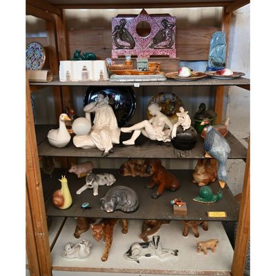 de nombreuses figurines sur les étagères de la pièce