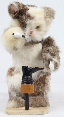 une peluche posée sur un socle en bois