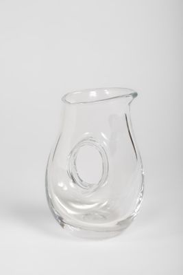 un vase en verre transparent orné d'un motif circulaire