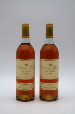 deux bouteilles de vin posées l'une à côté de l'autre sur une surface blanche