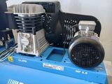 un compresseur d'air bleu posé sur une table bleue