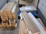 un tas de bois posé sur une palette dans une pièce