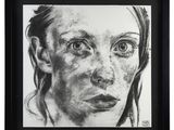 dessin en noir et blanc représentant le visage d'une femme, dans un cadre noir
