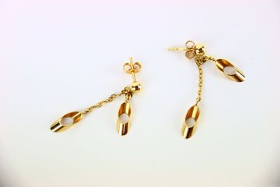 deux paires de boucles d'oreilles plaquées or sur un fond blanc