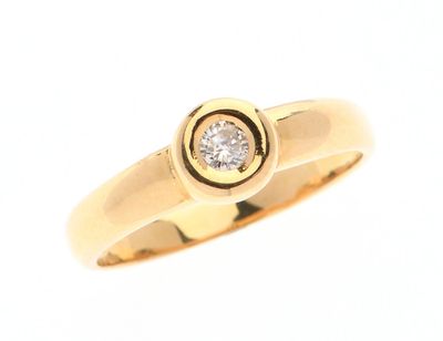 BAGUE en or jaune 750 °/°° ornée d'un diamant en large serti…