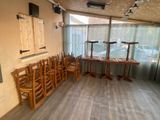 une pièce avec beaucoup de chaises et une table