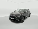 une voiture noire dans une pièce blanche sur fond blanc