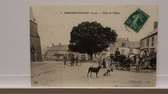 Bussière Dunoise : Place de l’Église. TBE