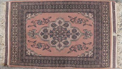 CAUCASE. Tapis en laine noué main à décor de médaillon losan…