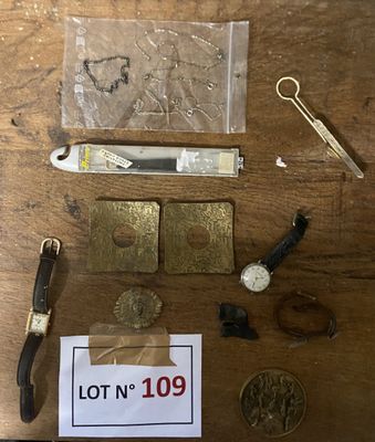 de nombreux objets posés sur une table en bois