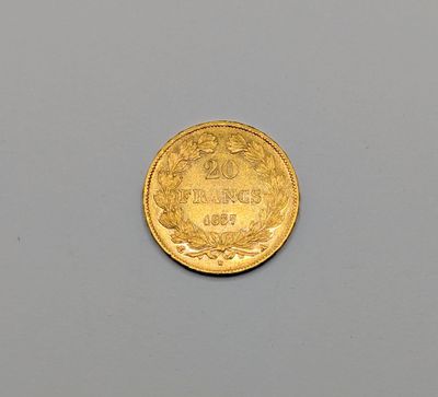 gros plan d'une pièce d'or sur une surface grise