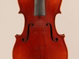 un vieux violon avec un archet sur fond blanc