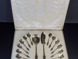 un coffret contenant des cuillères en argent