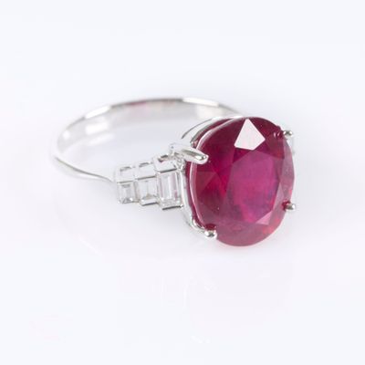 un gros plan d'une bague sertie d'un gros rubis
