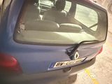 une voiture bleue garée dans un parking couvert
