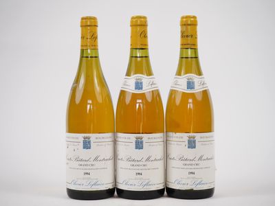 trois bouteilles de vin sont posées côte à côte sur une surface blanche
