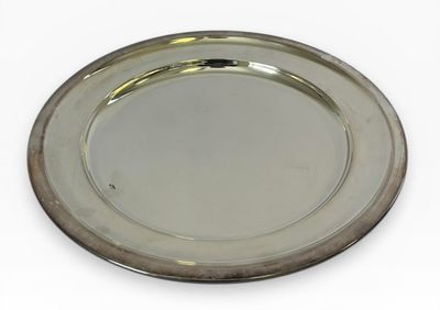 une assiette en argent avec un bord argenté sur fond blanc