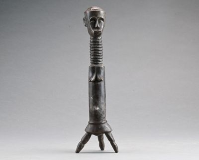 un gros plan d'un objet métallique sur lequel est représenté un crâne