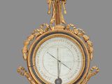 une horloge accrochée au mur de la pièce