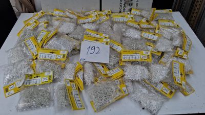 un tas de riz posé sur une table, avec une étiquette indiquant le prix