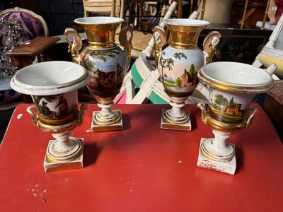 quatre vases posés sur une table rouge dans une pièce