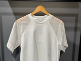 un t-shirt blanc suspendu à un cintre dans une armoire