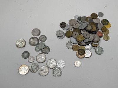 un tas d'argent et de pièces d'argent posés sur une table