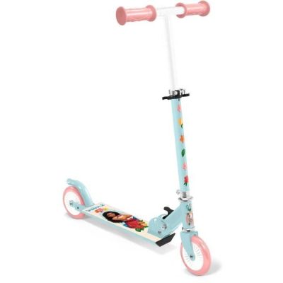 La trottinette est bleue, avec des roues roses et un guidon rose.