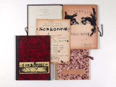 plusieurs vieux livres sont alignés sur une surface blanche