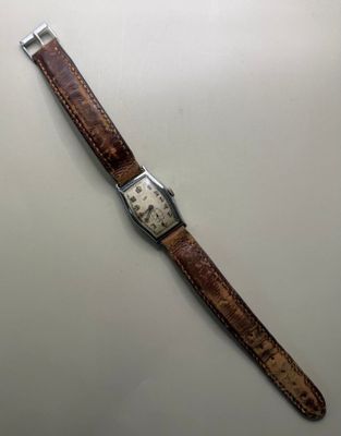 gros plan d'une montre sur une table à fond blanc