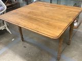 une table sur laquelle repose un plateau en bois