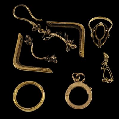 un gros plan sur un ensemble d'objets métalliques posés sur une surface noire