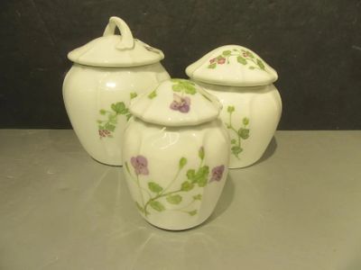 149.56 - Trois Pots Couverts EN Porcelaine DE Paris A Decor …