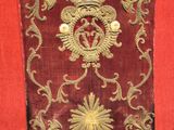 un mur rouge orné d'un motif doré