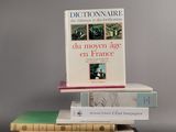 plusieurs livres sont empilés sur une table
