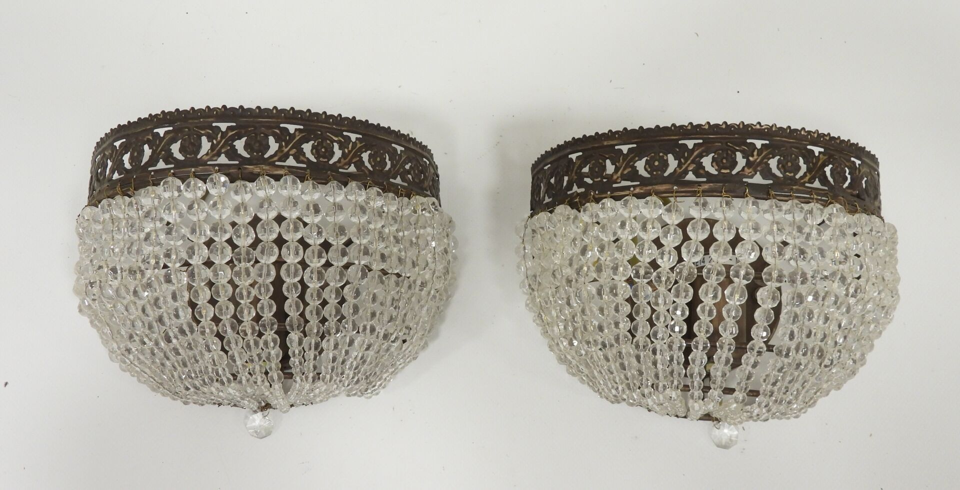 Paire d'appliques en métal et pampilles à décor d'une frise …