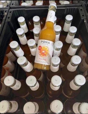 de nombreuses bouteilles de jus d'orange rangées dans une caisse