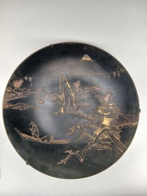 Japon, XIXe siècle Grand plat Porcelaine peinte.