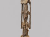 un gros plan d'une statue en bois coiffée d'un chapeau