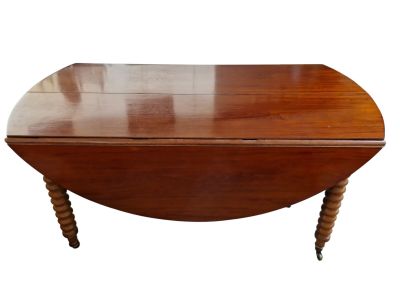 une image d'une petite table en bois avec un plateau en bois