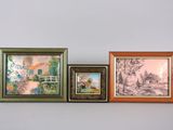 trois tableaux encadrés sur le mur d'une pièce