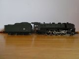 un petit train miniature posé sur une table en bois