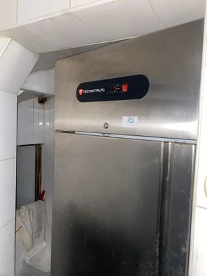 un réfrigérateur en acier inoxydable dans le coin d'une cuisine