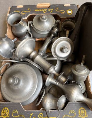 une boîte remplie de vieux ustensiles de cuisine en argent