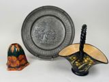 trois pièces de poterie d'art, dont un bol, une assiette et une cuillère